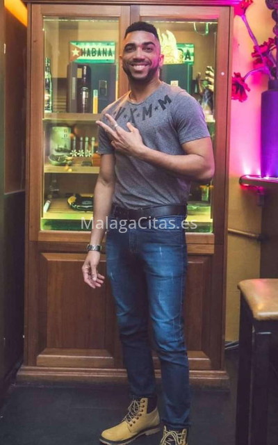 Nairon, chico cubano. 602640002. Citas en MÁLAGA, MÁLAGA. www.malagacitas.es.