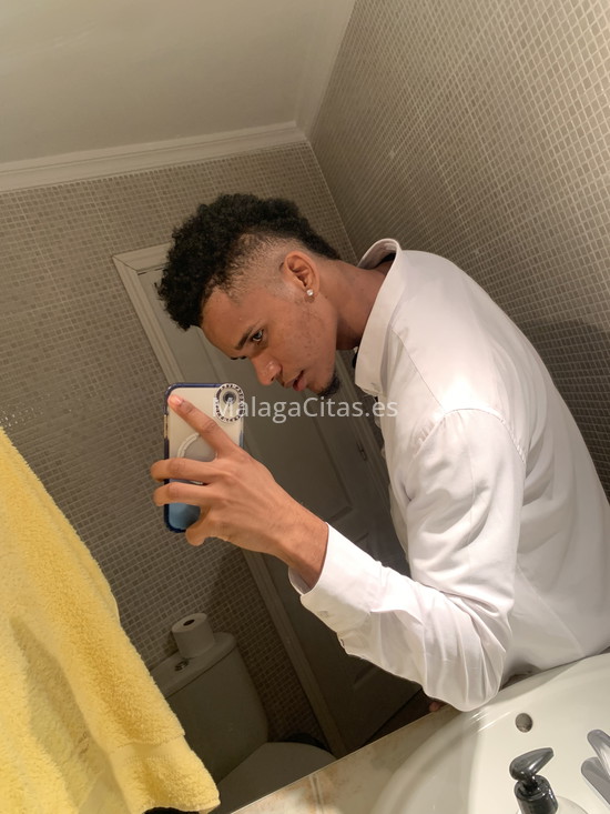 David, caribeño de piel morena . 626021185. Citas en MÁLAGA, MÁLAGA. www.malagacitas.es.