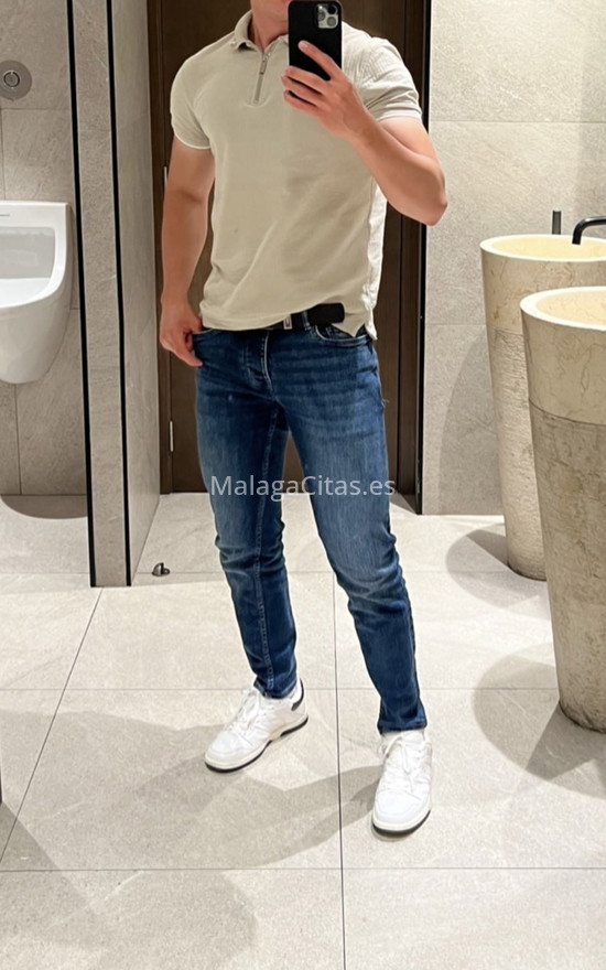 Joven latino fit. 607597132. Citas en MÁLAGA, MÁLAGA. www.malagacitas.es.