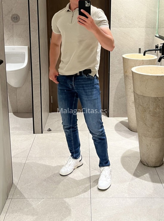 Joven latino fit. 607597132. Citas en MÁLAGA, MÁLAGA. www.malagacitas.es.